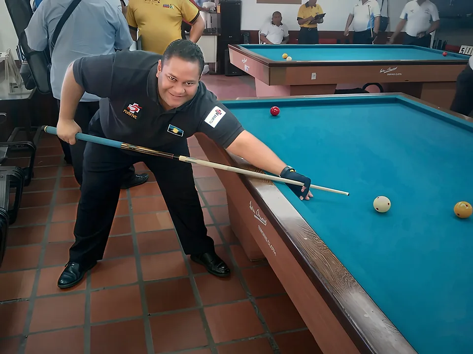 En competencia sobre mesa de carambola, septiembre de 2012.