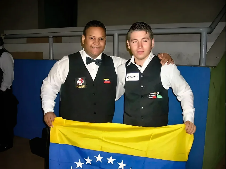 Con la bandera de Venezuela en un evento internacional.