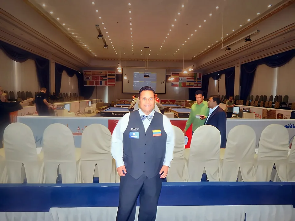 En el salón de la Copa del Mundo, con las banderas de las naciones participantes.