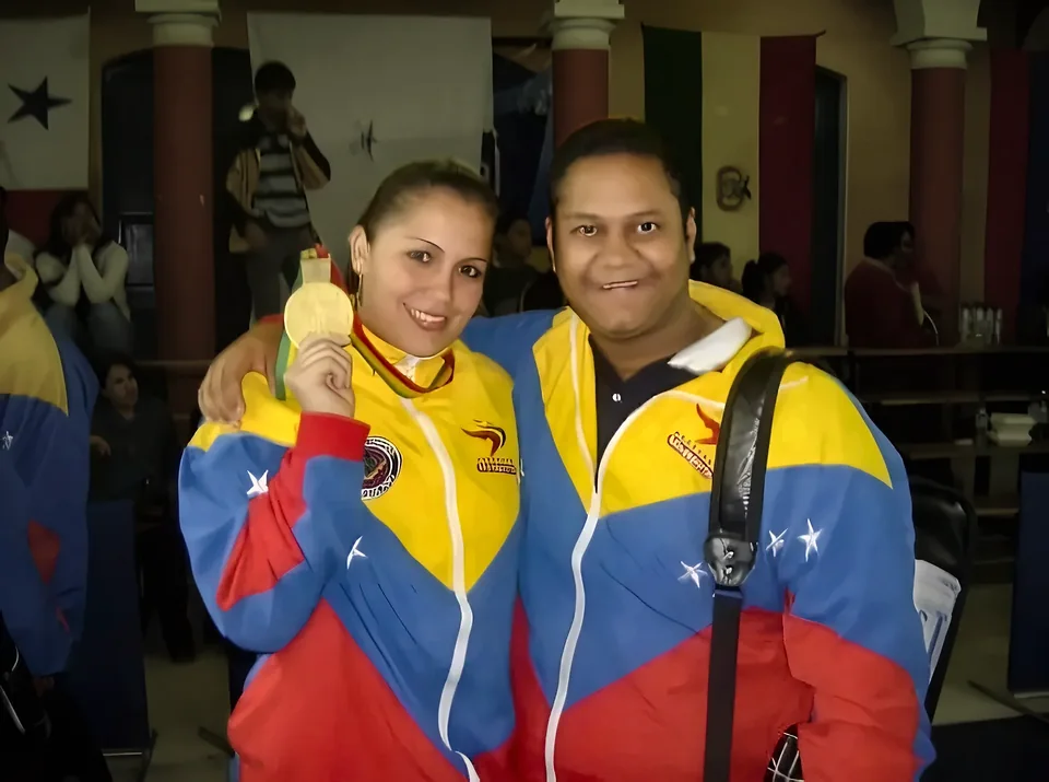 Con una compañera de la delegación venezolana y su medalla de oro.