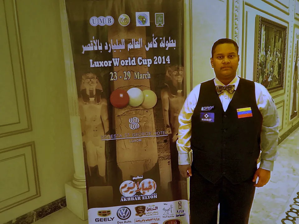 Junto al pendón oficial de la Luxor World Cup 2014, con el uniforme de gala de Venezuela.